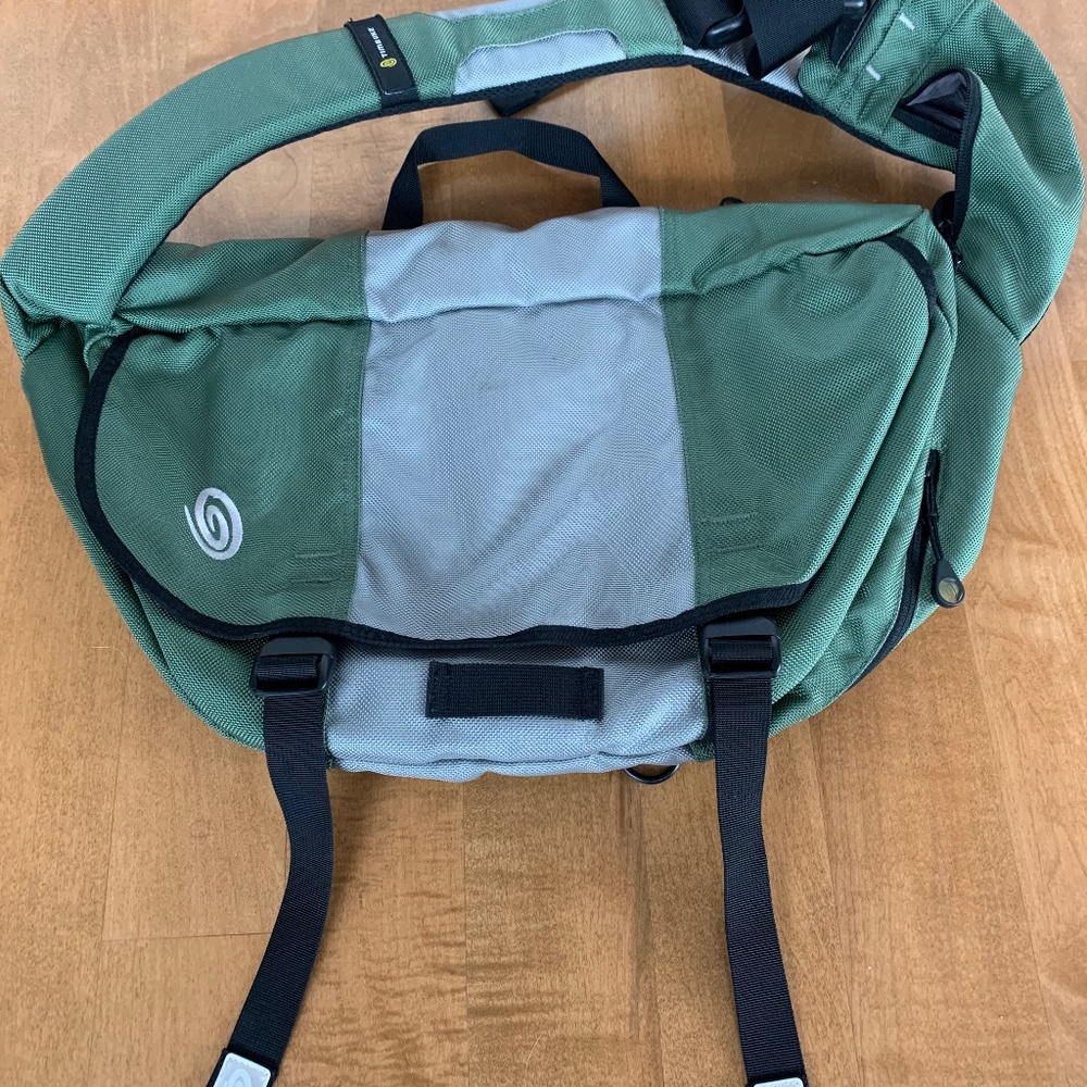 Timbuk2 messenger bag with padded laptop compartment